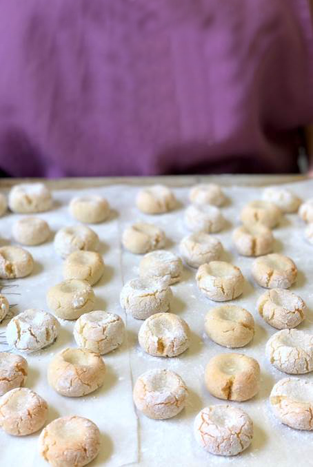 A tray of amaretti sicliani