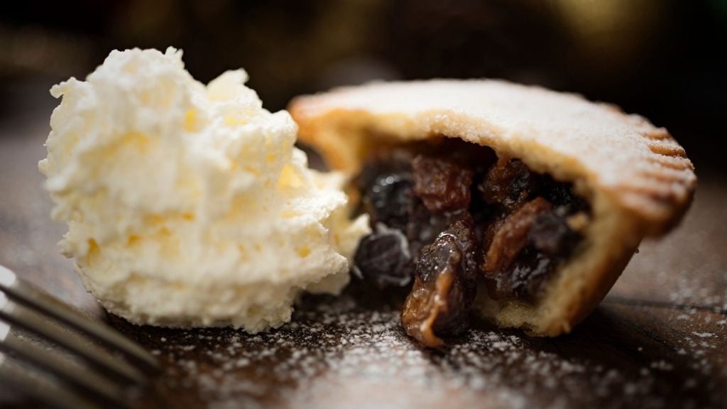 Homemade traditional mince pie with brandy cream.